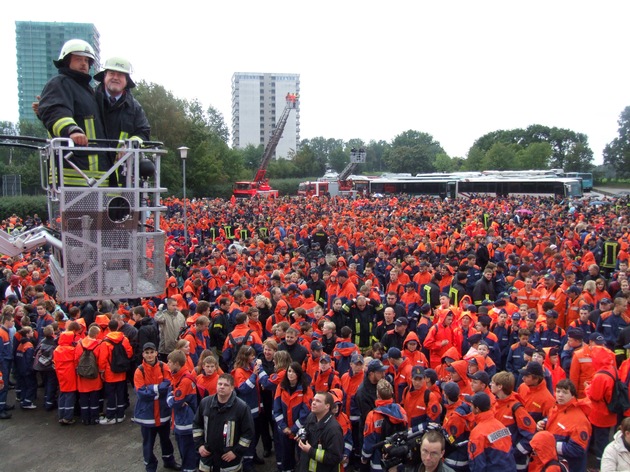 FW-LFVSH: EINLADUNG AN DIE MEDIEN: 4300 Jugendfeuerwehrleute im Hansa-Park - Ministerpräsident ehrt Ausbildungsbetriebe