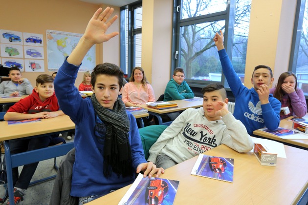 Frisch, sportlich und emotional: Ford-Designerin erklärt Schülern der Duisburger Heinrich-Heine-Gesamtschule die Wirkung von Farben (FOTO)