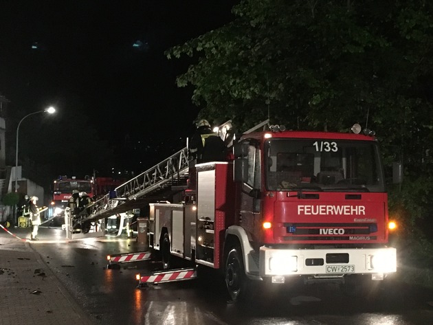 KFV-CW: Dachstuhlbrand nach Blitzschlag in Nagold

Keine Verletzten - Mehrere 10.000 Euro Sachschaden
