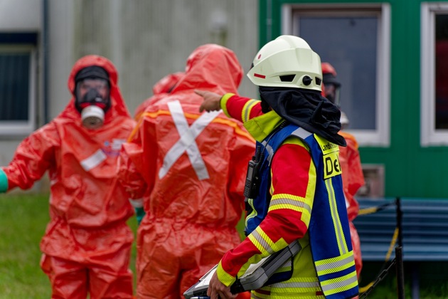FW Lüchow-Dannenberg: +++ Großeinsatz bei Industrieunternehmen in Dannenberg +++ Feuerwehr kämpft stundenlang gegen Gefahrstoffaustritt +++