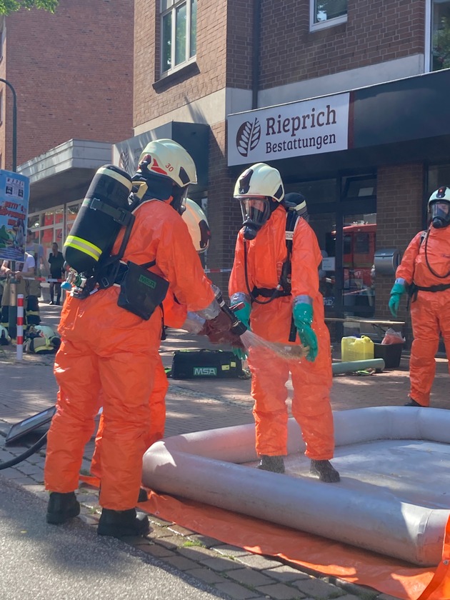 FW-PI: Leergut löst Großeinsatz der Feuerwehr in Wedel aus