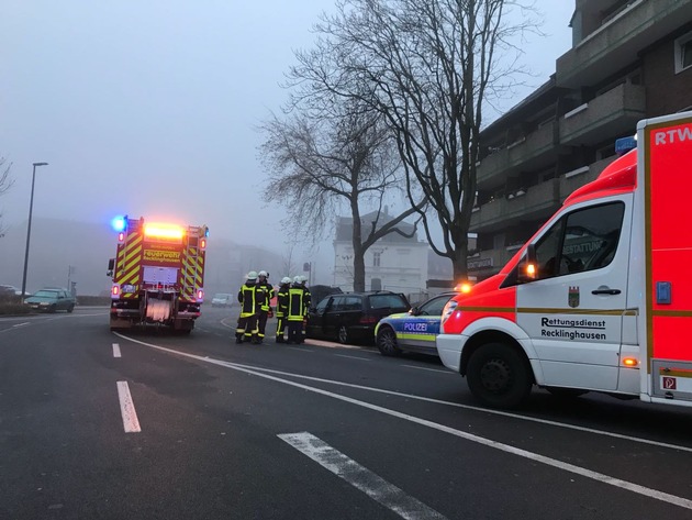 FW-RE: Verkehrsunfall in den Morgenstunden - eine verletzte Person und eine zerstörte Straßenlaterne