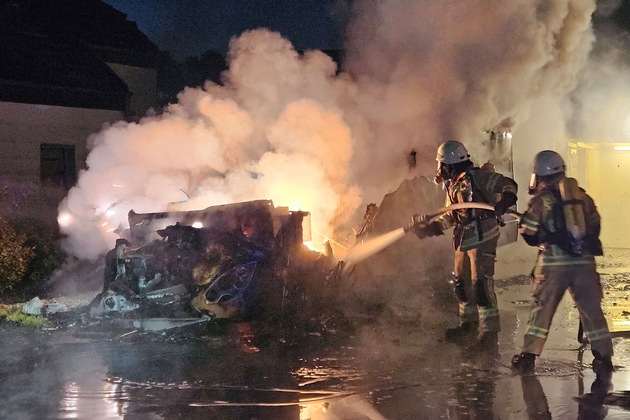 Feuerwehr Goch: Reisemobil in Vollbrand: Feuerwehr verhindert Übergreifen der Flammen