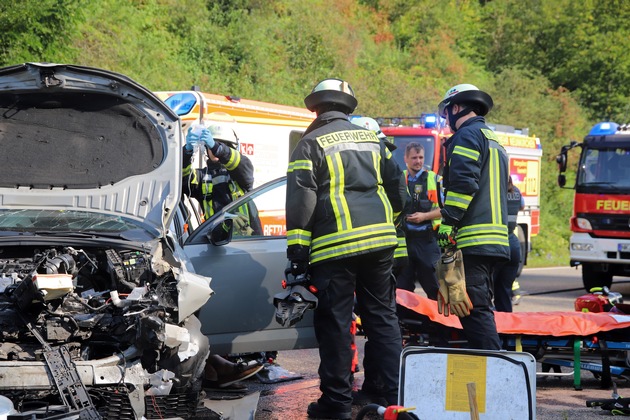 FW LK Neunkirchen: Zwei Verletzte bei schwerem Verkehrsunfall auf B41 bei Neunkirchen