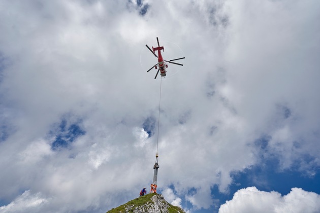 Steinerner Zeuge hoch über dem Achensee: Ein Gipfelkreuz aus Granit markiert die Seekarlspitze im Rofangebirge - /