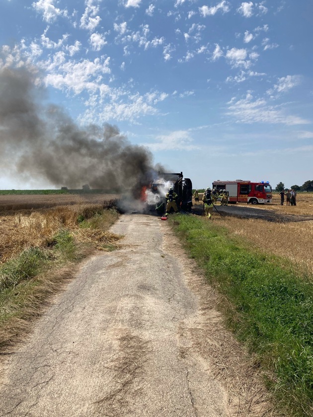 POL-SO: Ballenpresse in Vollbrand