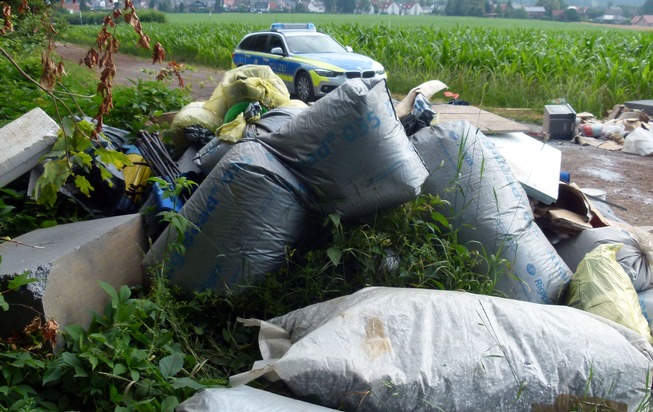 POL-MI: Unbekannte entsorgen Müll an Straßenrändern