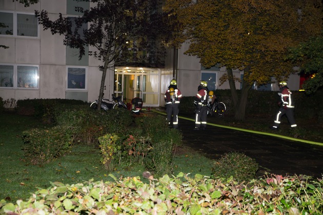 FW-RD: Feuerwehr löscht Wohnungsbrand im 4 OG - 57 Bewohner wurden evakuiert In der Pastor-Schröder Straße, in Rendsburg, kam es am Freitagabend (23.10.2021) zu einem Feuer im 4. Obergeschoss.