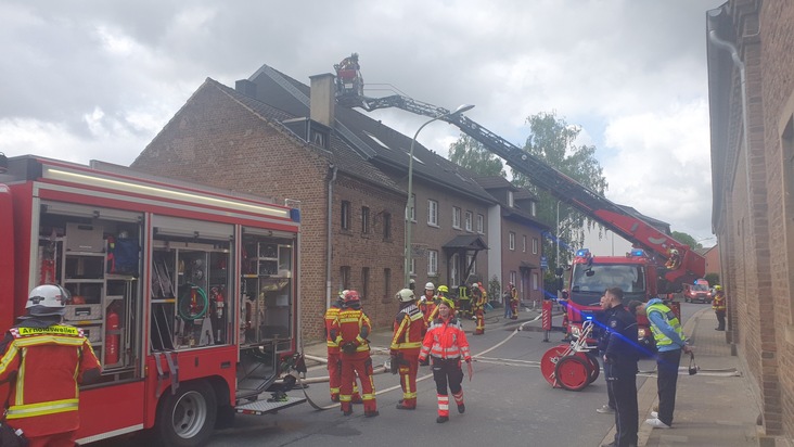 FW Düren: Gemeldeter Kaminbrand entpuppte sich als Brand im Gebäude