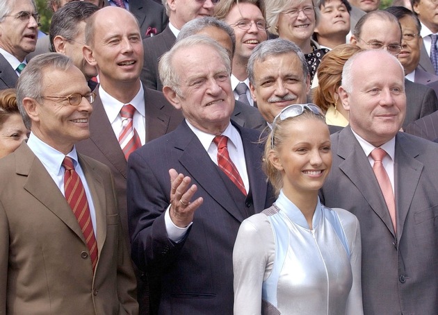 Bundespräsident Johannes Rau und der Unternehmer Günther Fielmann pflanzen &quot;Olympia-Baum&quot; in Leipzig