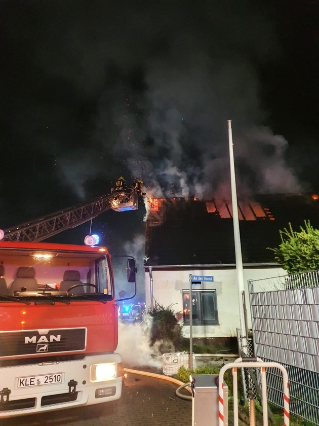 Feuerwehr Weeze: Dachstuhlbrand eines unbewohnten Einfamilienhauses