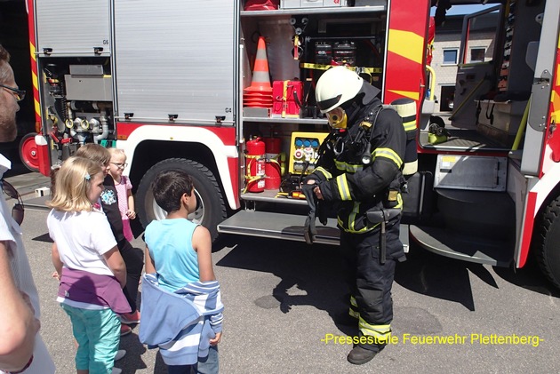 FW-PL: Ferienbetreuung der OGS Grundschule Eschen zu Besuch in der Feuer- und Rettungswache Plettenberg. Brandschutzerzieher erklärte richtigen Umgang mit Feuer. Löschrohr wurde vorgenommen