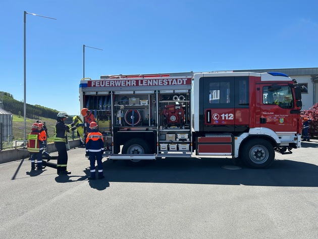 FW-OE: Jugendfeuerwehr übt den Ernstfall bei Gerätebau Linn in Lennestadt-Oedingen