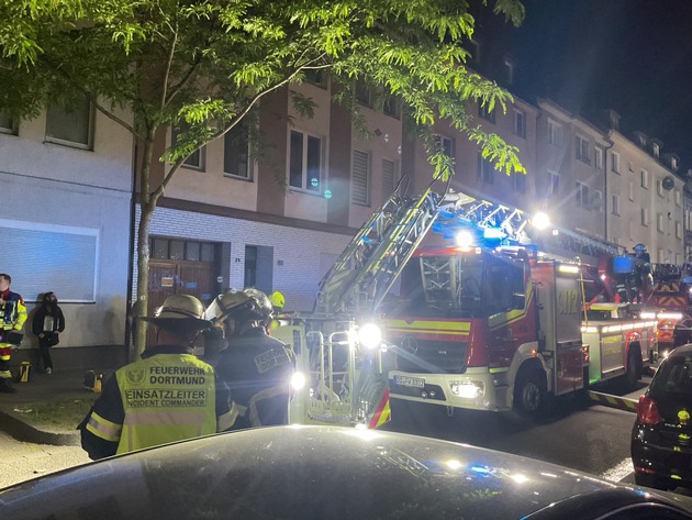 FW-DO: Nächtlicher Wohnungsbrand in der Dortmunder Nordstadt