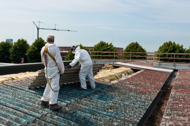 Die rds Dachkampagne saniert bundesweit kostenlos Asbestdächer und ersetzt sie durch Solaranlagen / Agrar- und Gewerbedachflächen sind gesucht