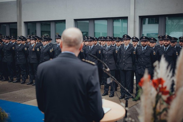 BPOLD FRA: Feierliche Vereidigung: 115 neue Bundespolizisten am Flughafen Frankfurt am Main