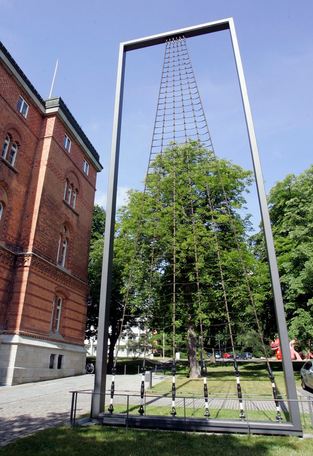 Landtagspräsident trifft Besatzung der &quot;Gorch Fock&quot; Exponat des Großseglers wird vor dem Landtag von den Soldaten renoviert