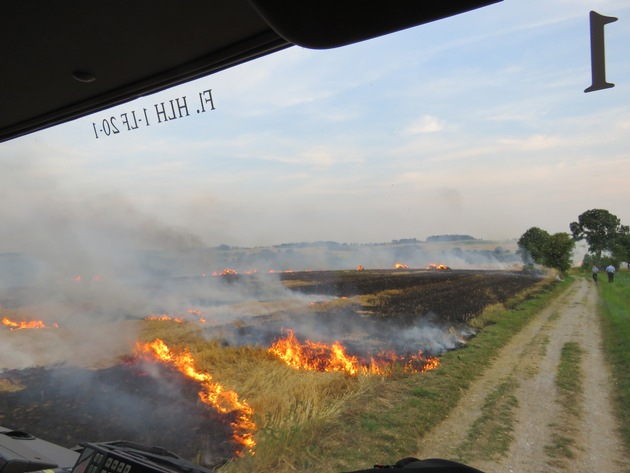 FW-ME: Ballenpresse löst 10.000 qm-Flächenbrand aus (Meldung 22/2015)