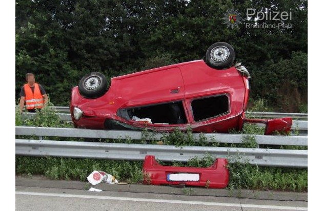 POL-PPWP: Reifen an Lkw geplatzt - Pkw landet auf Schutzplanke