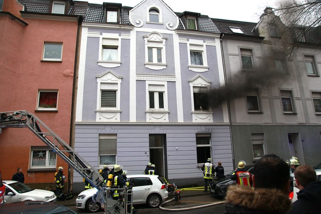 FW-E: Zimmerbrand mit Tücken, Wohnung im Altbau über innere Verbindungstreppe zwischen Erdgeschoss und erstem Obergeschoss massiv verraucht