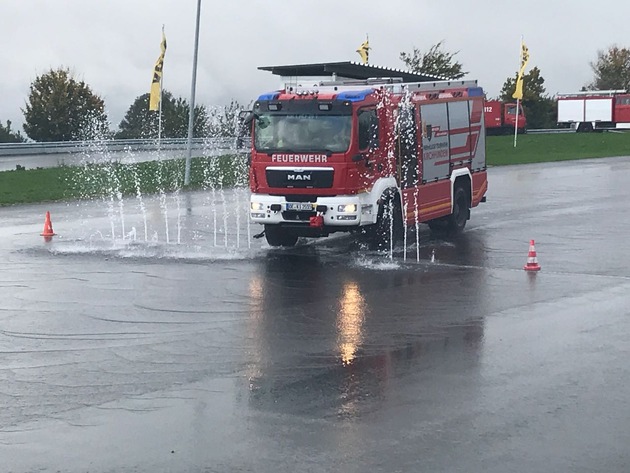 FW-OE: Feuerwehrleute erlernen den Umgang in Gefahrsituationen im Straßenverkehr