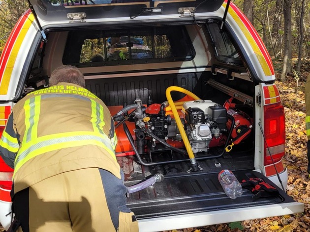 FW Helmstedt: Feuerwehr löscht illegales Lagerfeuer im Waldgebiet bei Helmstedt