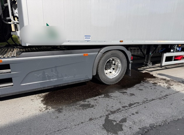 FW-EN: Lkw verliert Kraftstoff