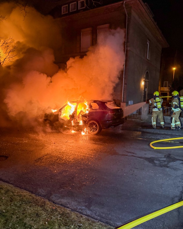 FW-DT: Nächtlicher PKW-Brand