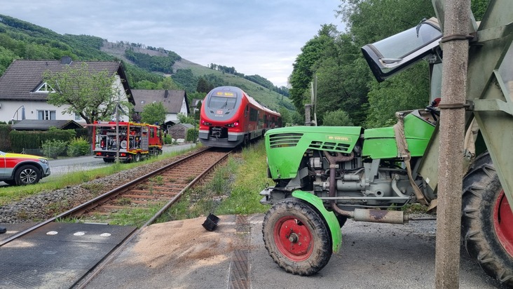 FF Olsberg: Traktor von Zug erfasst