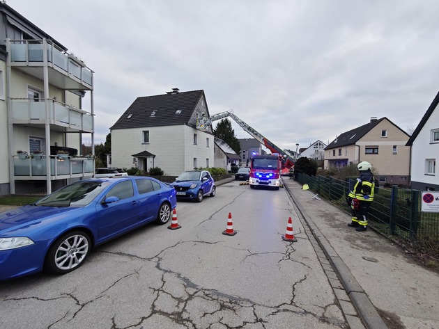 FW-EN: Rettungsdienst mit Drehleiter unterst&uuml;tzt