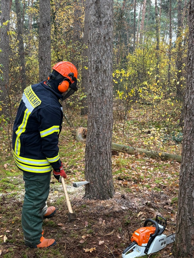FW Wathlingen: Motorkettensägenausbildung in der Samtgemeinde Wathlingen - 11 Einsatzkräfte absolvieren das Modul B