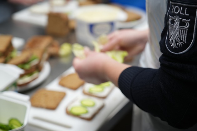HZA-SW: Gemeinsam anpacken, gemeinsam Gutes tun / Weihnachtsaktion des Schweinfurter Zolls