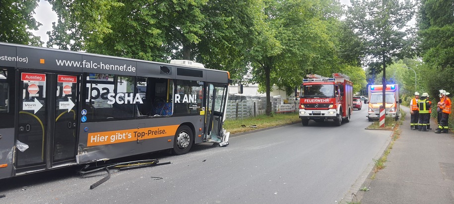 FW Königswinter: Unfall mit Linienbus endet glimpflich - Mehrere Leichtverletzte