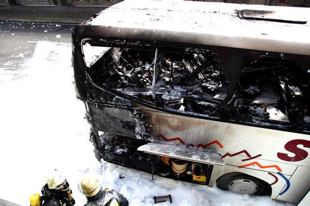 FW-E: Brennender Reisebus auf der A40, keine Verletzten, Bus Totalschaden,