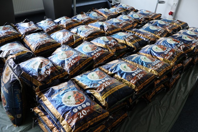 STA-HH: Pressemitteilung 1,5 Tonnen Crystal Meth sichergestellt