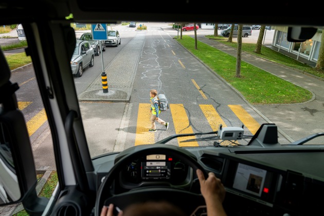 Sulla strada, i camion diffondono il messaggio: ci fermiamo per i bambini