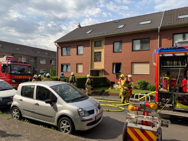 FW Tönisvorst: Wohnungsbrand in Tönisvorst - 2 Personen durch Feuerwehr gerettet Feuerwehr rettet zwei Personen aus einer verrauchten Brandwohnung. Fünf weitere Bewohner und eine Katze wurden in Sicherheit gebracht.