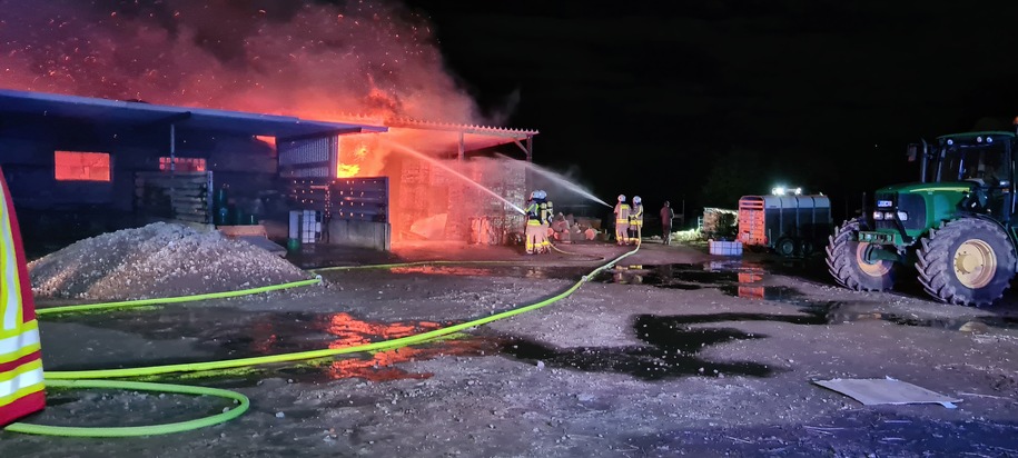 FW Grevenbroich: Feuer auf Grevenbroicher Schaf-Farm / Feuerwehr rettet hunderte Tiere - rund achtstündiger Einsatz der Wehr