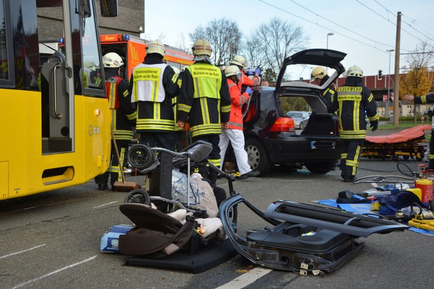 FW-MH: Schwerer Verkehrsunfall zwischen Straßenbahn und PKW - Eine Person eingeklemmt.