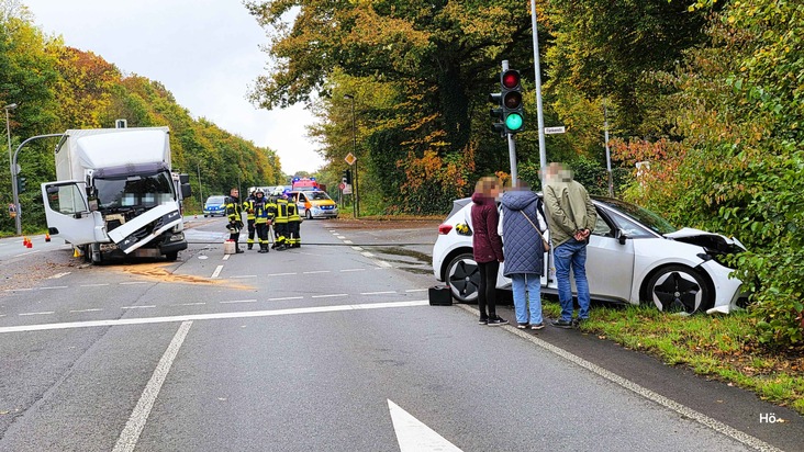 FW-EN: Verkehrsunfall zwischen Lastwagen und E-Fahrzeug