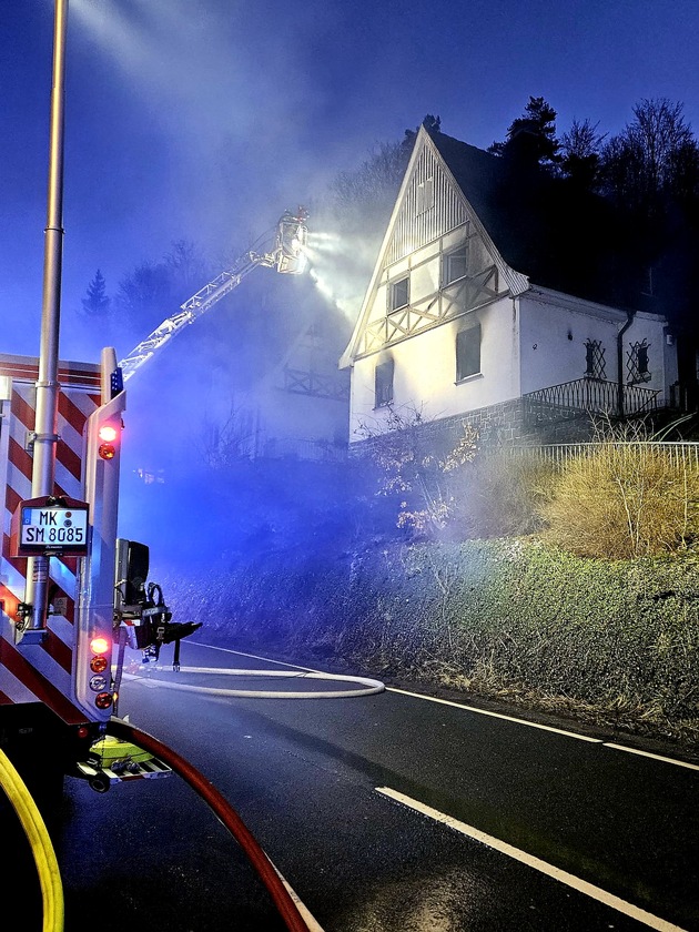 FW Schalksmühle: Brand in Gebäude - eine Person gestorben.