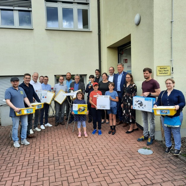 Thüringer Schülerinnen und Schüler für Roboter begeistern: Übergabe von Robotertechnik an Schulen in West- und Südwest-Thüringen