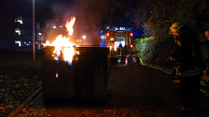 FW-WRN: FEUER_1 - LZ1 - brennen Müllcontainer auf dem Schulhof