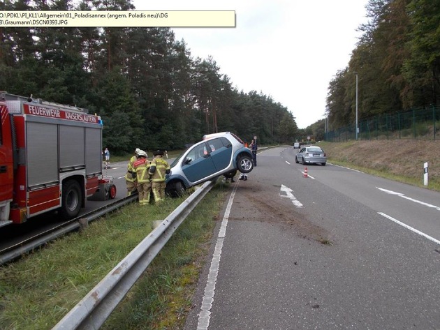 POL-PPWP: Unfall: Auf Schutzplanke gelandet