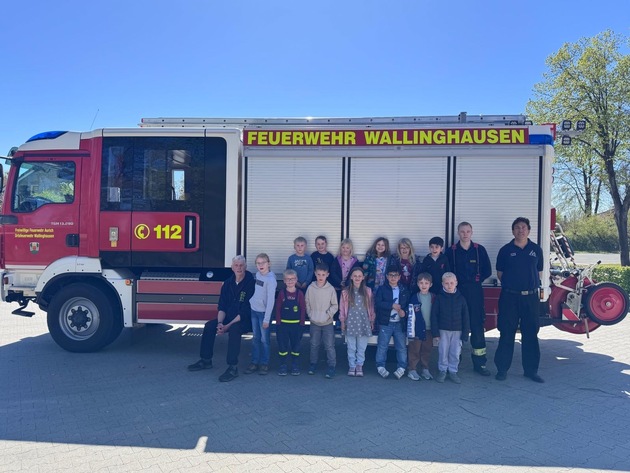 FW-AUR: Neugieriger Besuch bei der Feuerwehr