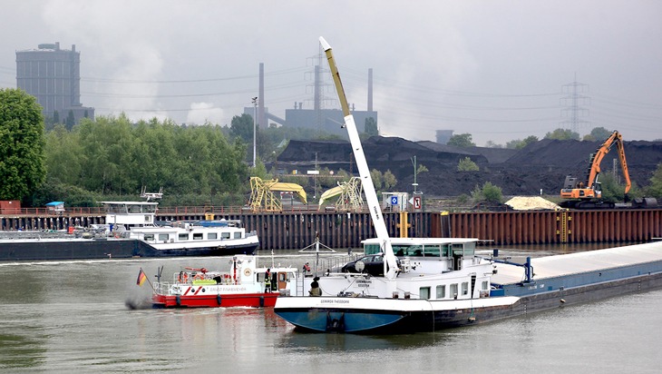 FW-E: Binnenschiff reißt Überlandleitung ab, Stromausfälle in mehreren Stadtteilen, mehrere Brände in Elektrogeräten