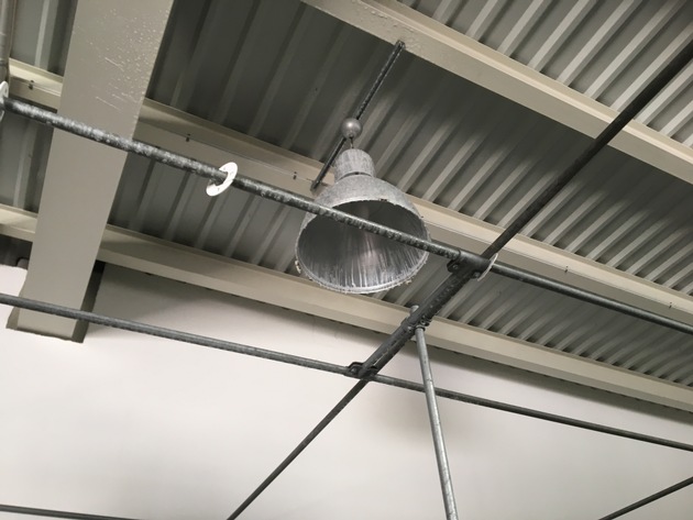 FW Ratingen: Deckenlampe im Lager gerät in Brand.
Brandschutzhelfer verhindern schlimmeres