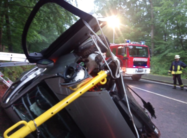 FW-Stolberg: Schwerer Verkehrsunfall - eingeklemmte Autofahrerin