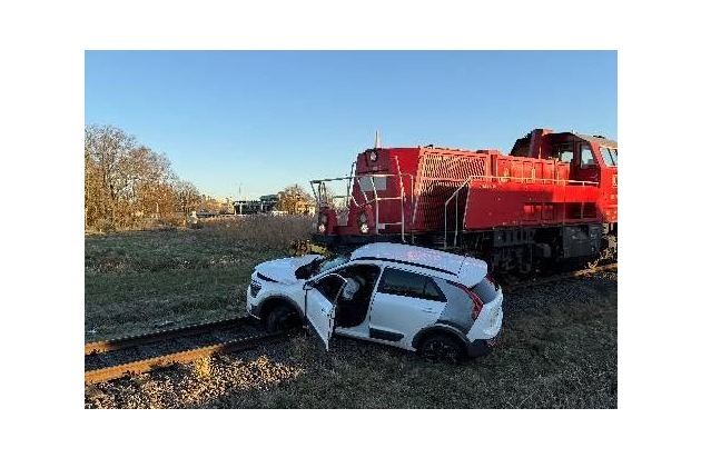 POL-STD: Zusammensto&szlig; zwischen G&uuml;terzug und PKW in B&uuml;tzfleth - 62-j&auml;hriger Autofahrer schwer verletzt