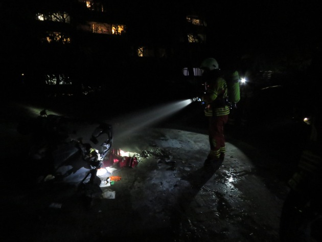 FW-Heiligenhaus: Erneut Mülltonnen in Flammen - Einsatzkräfte bedrängt (Meldung 23/2020)